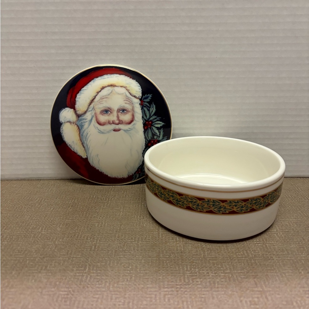 Mikasa “Old Saint Nick” trinket box